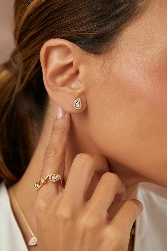 Brinco de Gota Zircônia Branca e Mini Zircônias Cravejadas - Banho de Ouro 18k.