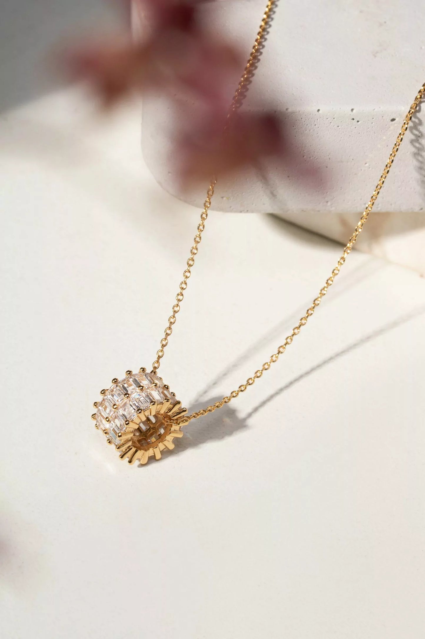 Colar Redondo de Baguetes com Zircônias Brancas 45cm - Banho de Ouro 18k