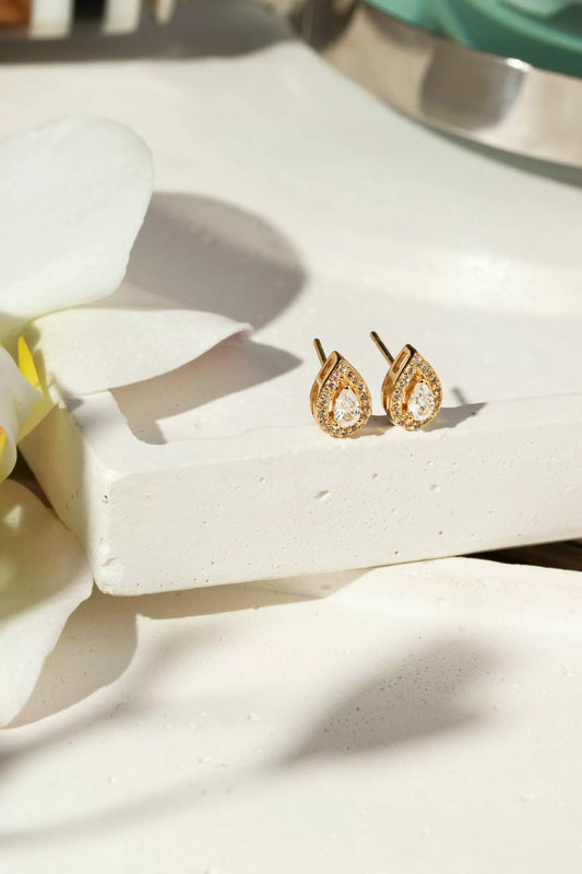 Brinco de Gota Zircônia Branca e Mini Zircônias Cravejadas - Banho de Ouro 18k.