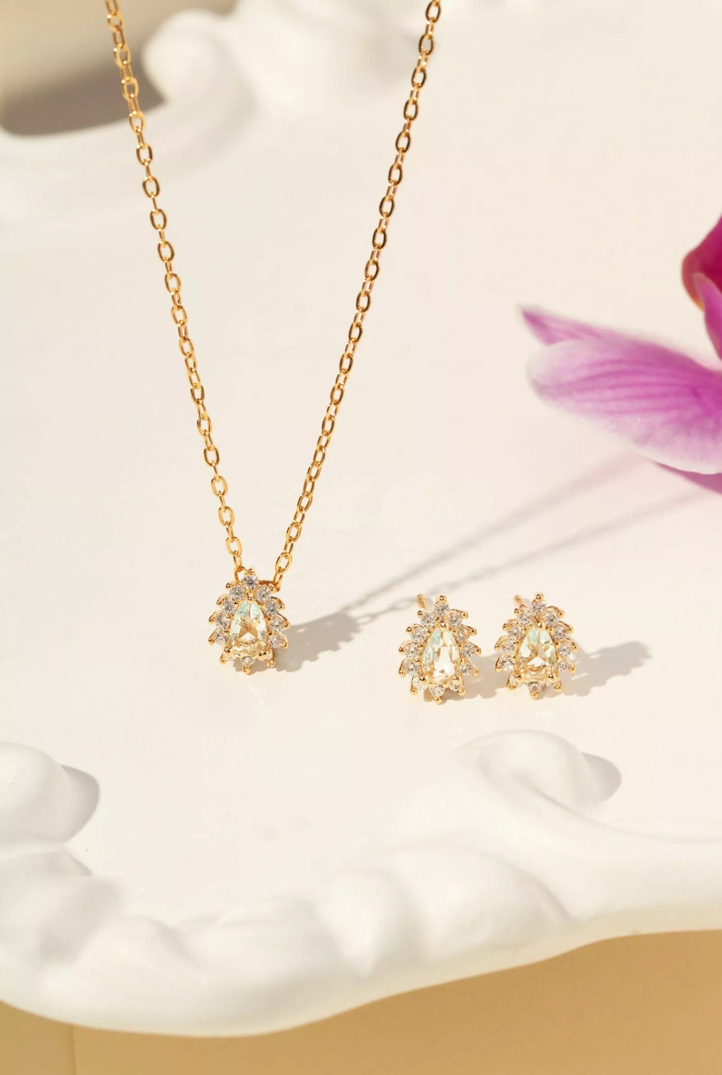 Conjunto Brinco e Colar Gota de Cristal Água Marinha e Zircônias Brancas 50cm - Banho de Ouro 18k